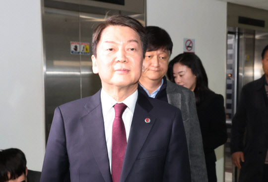 안철수 국민의힘 의원이 지난 3월10일 오후 서울 여의도 한 빌딩에서 열린 전당대회 당대표 경선캠프 해단식에 참석하고 있다.<연합뉴스>